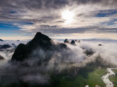 Phong Nam Vadisi 'ndeki hava manzarası Cao Bang Vilayeti, Vietnam' da nehir, doğa, yeşil pirinç tarlaları olan aşırı manzaralı bir yer. Seyahat ve manzara konsepti.