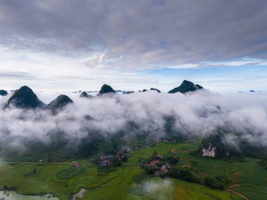 Phong Nam Vadisi 'ndeki hava manzarası Cao Bang Vilayeti, Vietnam' da nehir, doğa, yeşil pirinç tarlaları olan aşırı manzaralı bir yer. Seyahat ve manzara konsepti.