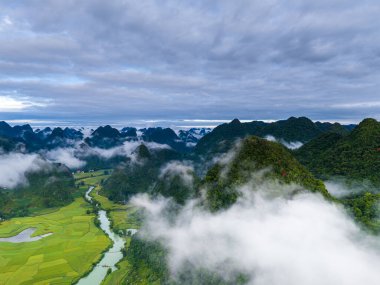 Phong Nam Vadisi 'ndeki hava manzarası Cao Bang Vilayeti, Vietnam' da nehir, doğa, yeşil pirinç tarlaları olan aşırı manzaralı bir yer. Seyahat ve manzara konsepti.