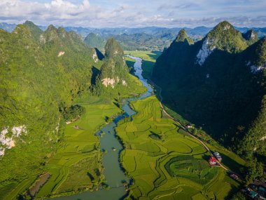 Phong Nam Vadisi 'ndeki hava manzarası Cao Bang Vilayeti, Vietnam' da nehir, doğa, yeşil pirinç tarlaları olan aşırı manzaralı bir yer. Seyahat ve manzara konsepti.