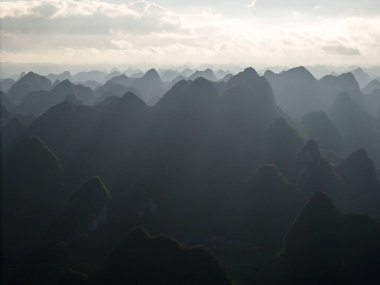 Phong Nam Vadisi 'ndeki hava manzarası Cao Bang Vilayeti, Vietnam' da nehir, doğa, yeşil pirinç tarlaları olan aşırı manzaralı bir yer. Seyahat ve manzara konsepti.