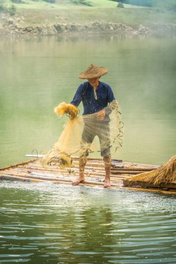 Tra Linh, Cao Bang vilayetindeki Thung Dağı 'nda nehirde balık tutan balıkçıları göl, bulutlu, doğa ile Vietnam' da görüyoruz. Seyahat ve manzara konsepti.