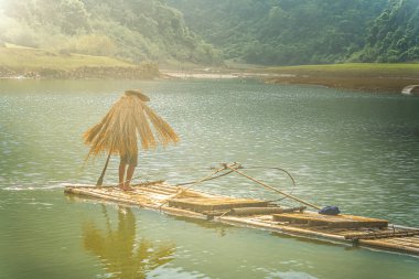 Tra Linh, Cao Bang vilayetindeki Thung Dağı 'nda nehirde balık tutan balıkçıları göl, bulutlu, doğa ile Vietnam' da görüyoruz. Seyahat ve manzara konsepti.