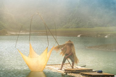 Tra Linh, Cao Bang vilayetindeki Thung Dağı 'nda nehirde balık tutan balıkçıları göl, bulutlu, doğa ile Vietnam' da görüyoruz. Seyahat ve manzara konsepti.