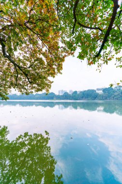 Hoan Kiem Gölü (Ho Guom) ya da Sword Gölü sabah sisli havada Hanoi 'nin merkezinde. Hoan Kiem Gölü Hanoi 'de ünlü bir turistik yerdir. Seyahat ve manzara konsepti. Seçici odak.