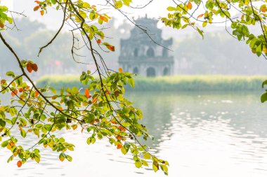 Hoan Kiem Gölü (Ho Guom) ya da Sword Gölü sabah sisli havada Hanoi 'nin merkezinde. Hoan Kiem Gölü Hanoi 'de ünlü bir turistik yerdir. Seyahat ve manzara konsepti. Seçici odak.