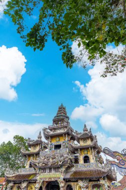 Linh Phuoc Pagoda veya Ve Chai Pagoda, Vietnam 'ın Dalat şehrinde bulunan bir Budist ejderha tapınağıdır. Da Lat Asya 'nın popüler bir turistik beldesidir..