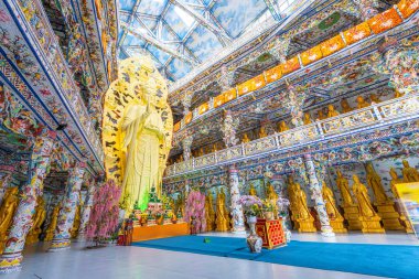 Linh Phuoc Pagoda veya Ve Chai Pagoda, Vietnam 'ın Dalat şehrinde bulunan bir Budist ejderha tapınağıdır. Da Lat Asya 'nın popüler bir turistik beldesidir..