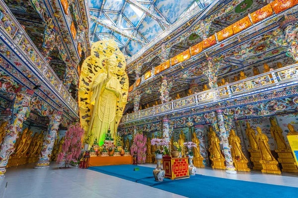 Linh Phuoc Pagoda veya Ve Chai Pagoda, Vietnam 'ın Dalat şehrinde bulunan bir Budist ejderha tapınağıdır. Da Lat Asya 'nın popüler bir turistik beldesidir..