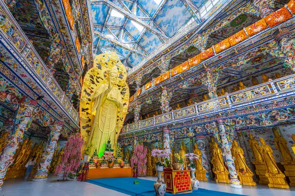 Linh Phuoc Pagoda veya Ve Chai Pagoda, Vietnam 'ın Dalat şehrinde bulunan bir Budist ejderha tapınağıdır. Da Lat Asya 'nın popüler bir turistik beldesidir..