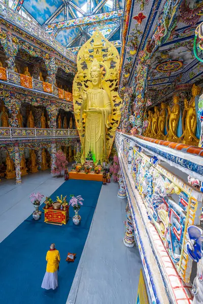 Linh Phuoc Pagoda veya Ve Chai Pagoda, Vietnam 'ın Dalat şehrinde bulunan bir Budist ejderha tapınağıdır. Da Lat Asya 'nın popüler bir turistik beldesidir..