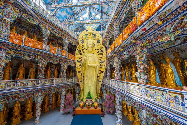 Linh Phuoc Pagoda veya Ve Chai Pagoda, Vietnam 'ın Dalat şehrinde bulunan bir Budist ejderha tapınağıdır. Da Lat Asya 'nın popüler bir turistik beldesidir..