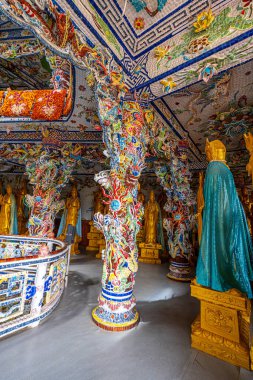 Linh Phuoc Pagoda veya Ve Chai Pagoda, Vietnam 'ın Dalat şehrinde bulunan bir Budist ejderha tapınağıdır. Da Lat Asya 'nın popüler bir turistik beldesidir..