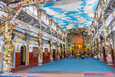 Linh Phuoc Pagoda veya Ve Chai Pagoda, Vietnam 'ın Dalat şehrinde bulunan bir Budist ejderha tapınağıdır. Da Lat Asya 'nın popüler bir turistik beldesidir..