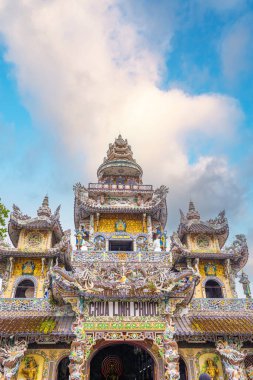 Linh Phuoc Pagoda veya Ve Chai Pagoda, Vietnam 'ın Dalat şehrinde bulunan bir Budist ejderha tapınağıdır. Da Lat Asya 'nın popüler bir turistik beldesidir..