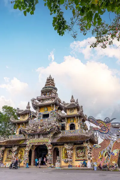 Dalat şehri, Vietnam - 02 Aralık 2023: Linh Phuoc Pagoda veya Ve Chai Pagoda, Vietnam 'da bulunan bir Budist ejderha tapınağıdır. Da Lat Asya 'nın popüler bir turistik beldesidir..