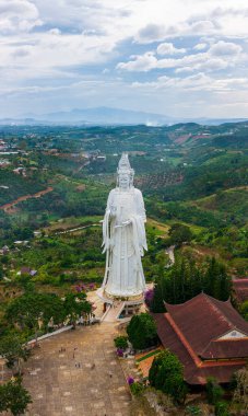 Linh An Pagoda 'nın havadan görünüşü, DaLat şehri, Lam Dong bölgesi, Vietnam. Beyaz ve 71 metre yüksekliğinde bir heykel, Thac Voi yakınlarında - Fil şelalesi, orman ve şehir manzarası.