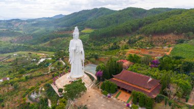 Linh An Pagoda 'nın havadan görünüşü, DaLat şehri, Lam Dong bölgesi, Vietnam. Beyaz ve 71 metre yüksekliğinde bir heykel, Thac Voi yakınlarında - Fil şelalesi, orman ve şehir manzarası.