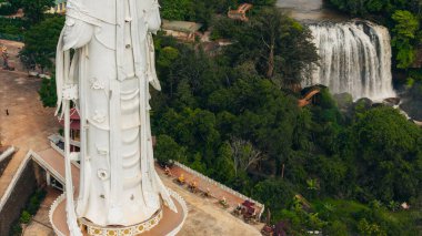 Linh An Pagoda 'nın havadan görünüşü, DaLat şehri, Lam Dong bölgesi, Vietnam. Beyaz ve 71 metre yüksekliğinde bir heykel, Thac Voi yakınlarında - Fil şelalesi, orman ve şehir manzarası.