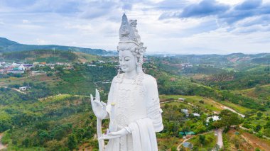Linh An Pagoda 'nın havadan görünüşü, DaLat şehri, Lam Dong bölgesi, Vietnam. Beyaz ve 71 metre yüksekliğinde bir heykel, Thac Voi yakınlarında - Fil şelalesi, orman ve şehir manzarası.