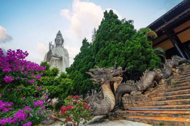 Linh An Pagoda 'nın havadan görünüşü, DaLat şehri, Lam Dong bölgesi, Vietnam. Beyaz ve 71 metre yüksekliğinde bir heykel, Thac Voi yakınlarında - Fil şelalesi, orman ve şehir manzarası.