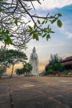 Linh An Pagoda 'nın havadan görünüşü, DaLat şehri, Lam Dong bölgesi, Vietnam. Beyaz ve 71 metre yüksekliğinde bir heykel, Thac Voi yakınlarında - Fil şelalesi, orman ve şehir manzarası.