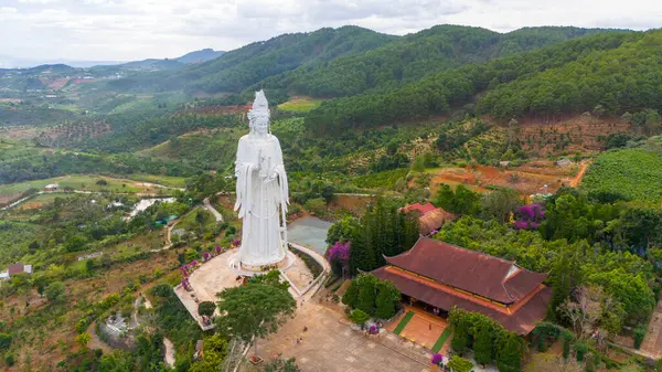Linh An Pagoda 'nın havadan görünüşü, DaLat şehri, Lam Dong bölgesi, Vietnam. Beyaz ve 71 metre yüksekliğinde bir heykel, Thac Voi yakınlarında - Fil şelalesi, orman ve şehir manzarası.