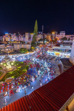 Dalat City, Vietnam - 01 Aralık 2023: Da Lat pazarında gece trafiği. Kalabalık atmosfer, soğuk havada sokak yemekleriyle beslenen gezginler, pazar yerinde kalabalık.