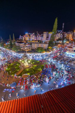 Dalat City, Vietnam - 01 Aralık 2023: Da Lat pazarında gece trafiği. Kalabalık atmosfer, soğuk havada sokak yemekleriyle beslenen gezginler, pazar yerinde kalabalık.