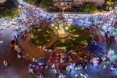 Dalat City, Vietnam - 01 Aralık 2023: Da Lat pazarında gece trafiği. Kalabalık atmosfer, soğuk havada sokak yemekleriyle beslenen gezginler, pazar yerinde kalabalık.