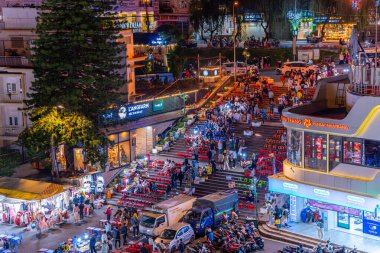 Dalat City, Vietnam - 01 Aralık 2023: Da Lat pazarında gece trafiği. Kalabalık atmosfer, soğuk havada sokak yemekleriyle beslenen gezginler, pazar yerinde kalabalık.