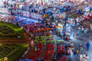 Dalat City, Vietnam - 01 Aralık 2023: Da Lat pazarında gece trafiği. Kalabalık atmosfer, soğuk havada sokak yemekleriyle beslenen gezginler, pazar yerinde kalabalık.