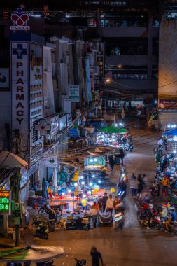 Dalat City, Vietnam - 01 Aralık 2023: Da Lat pazarında gece trafiği. Kalabalık atmosfer, soğuk havada sokak yemekleriyle beslenen gezginler, pazar yerinde kalabalık.