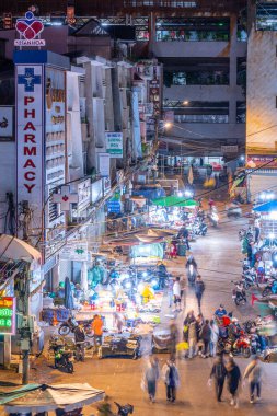 Dalat City, Vietnam - 01 Aralık 2023: Da Lat pazarında gece trafiği. Kalabalık atmosfer, soğuk havada sokak yemekleriyle beslenen gezginler, pazar yerinde kalabalık.
