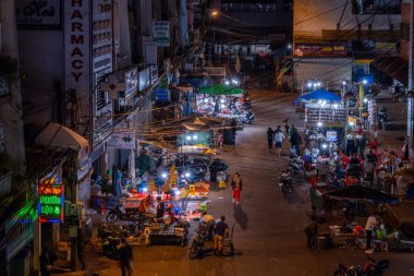 Dalat City, Vietnam - 01 Aralık 2023: Da Lat pazarında gece trafiği. Kalabalık atmosfer, soğuk havada sokak yemekleriyle beslenen gezginler, pazar yerinde kalabalık.