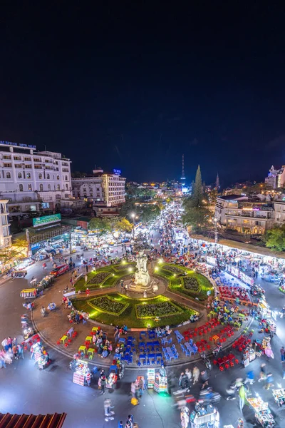 Dalat City, Vietnam - 01 Aralık 2023: Da Lat pazarında gece trafiği. Kalabalık atmosfer, soğuk havada sokak yemekleriyle beslenen gezginler, pazar yerinde kalabalık.