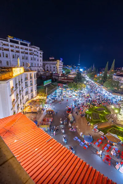 Dalat City, Vietnam - 01 Aralık 2023: Da Lat pazarında gece trafiği. Kalabalık atmosfer, soğuk havada sokak yemekleriyle beslenen gezginler, pazar yerinde kalabalık.