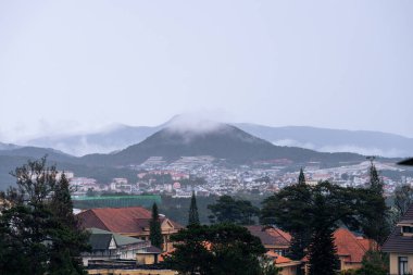 Dalat Şehri, Vietnam - 02 Aralık 2023: Dalat şehrinin çatılarına bakın. Da Lat ve çevresi Asya 'nın popüler bir turizm beldesidir. Sis ve dağlarla dolu bir şehir