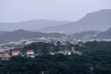 Dalat Şehri, Vietnam - 02 Aralık 2023: Dalat şehrinin çatılarına bakın. Da Lat ve çevresi Asya 'nın popüler bir turizm beldesidir. Sis ve dağlarla dolu bir şehir