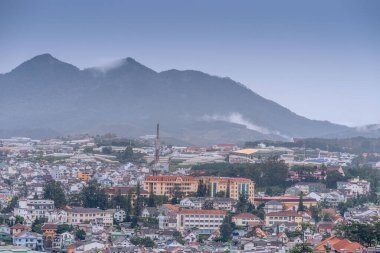 Dalat Şehri, Vietnam - 02 Aralık 2023: Dalat şehrinin çatılarına bakın. Da Lat ve çevresi Asya 'nın popüler bir turizm beldesidir. Sis ve dağlarla dolu bir şehir