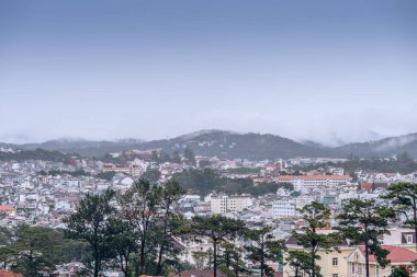 Dalat Şehri, Vietnam - 02 Aralık 2023: Dalat şehrinin çatılarına bakın. Da Lat ve çevresi Asya 'nın popüler bir turizm beldesidir. Sis ve dağlarla dolu bir şehir