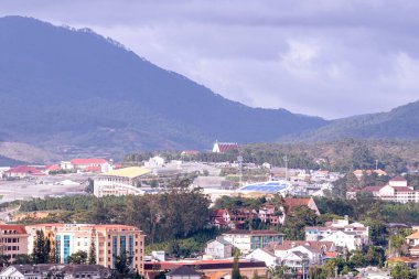 Dalat Şehri, Vietnam - 02 Aralık 2023: Dalat şehrinin çatılarına bakın. Da Lat ve çevresi Asya 'nın popüler bir turizm beldesidir. Sis ve dağlarla dolu bir şehir