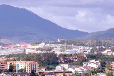 Dalat Şehri, Vietnam - 02 Aralık 2023: Dalat şehrinin çatılarına bakın. Da Lat ve çevresi Asya 'nın popüler bir turizm beldesidir. Sis ve dağlarla dolu bir şehir