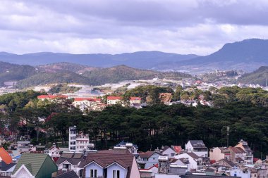 Dalat Şehri, Vietnam - 02 Aralık 2023: Dalat şehrinin çatılarına bakın. Da Lat ve çevresi Asya 'nın popüler bir turizm beldesidir. Sis ve dağlarla dolu bir şehir