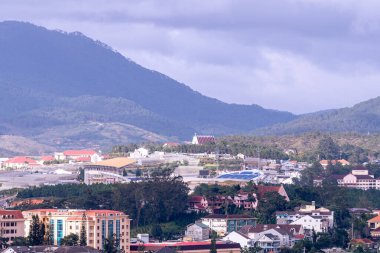 Dalat Şehri, Vietnam - 02 Aralık 2023: Dalat şehrinin çatılarına bakın. Da Lat ve çevresi Asya 'nın popüler bir turizm beldesidir. Sis ve dağlarla dolu bir şehir