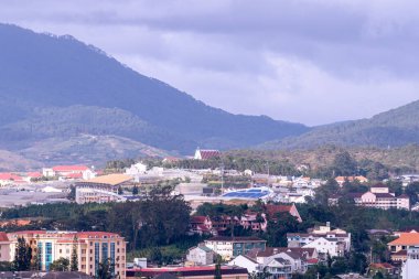 Dalat Şehri, Vietnam - 02 Aralık 2023: Dalat şehrinin çatılarına bakın. Da Lat ve çevresi Asya 'nın popüler bir turizm beldesidir. Sis ve dağlarla dolu bir şehir