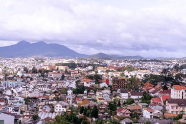 Dalat Şehri, Vietnam - 02 Aralık 2023: Dalat şehrinin çatılarına bakın. Da Lat ve çevresi Asya 'nın popüler bir turizm beldesidir. Sis ve dağlarla dolu bir şehir