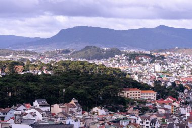 Dalat Şehri, Vietnam - 02 Aralık 2023: Dalat şehrinin çatılarına bakın. Da Lat ve çevresi Asya 'nın popüler bir turizm beldesidir. Sis ve dağlarla dolu bir şehir