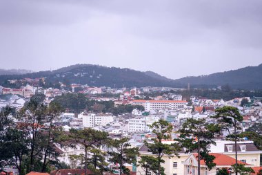 Dalat Şehri, Vietnam - 02 Aralık 2023: Dalat şehrinin çatılarına bakın. Da Lat ve çevresi Asya 'nın popüler bir turizm beldesidir. Sis ve dağlarla dolu bir şehir