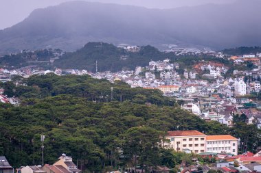 Dalat Şehri, Vietnam - 02 Aralık 2023: Dalat şehrinin çatılarına bakın. Da Lat ve çevresi Asya 'nın popüler bir turizm beldesidir. Sis ve dağlarla dolu bir şehir